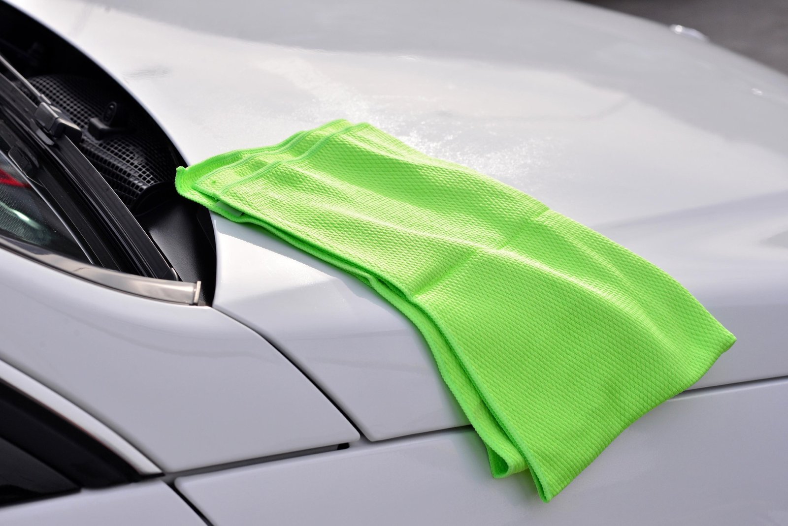 Autolack wird mit Mikrofasertuch schonend gereinigt